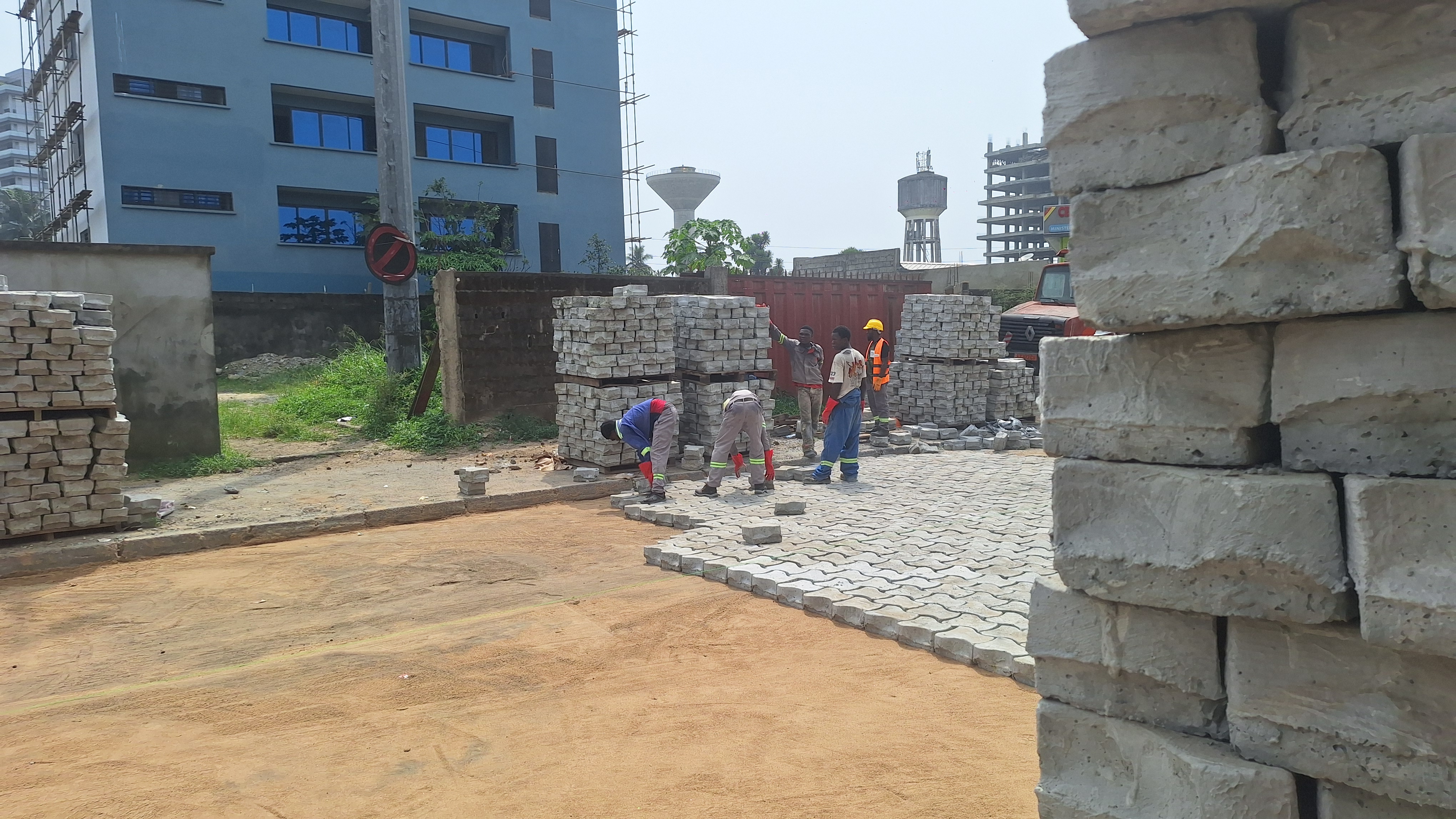Pose des pavés devant l’usine Boissons du Cameroun de Koumassi